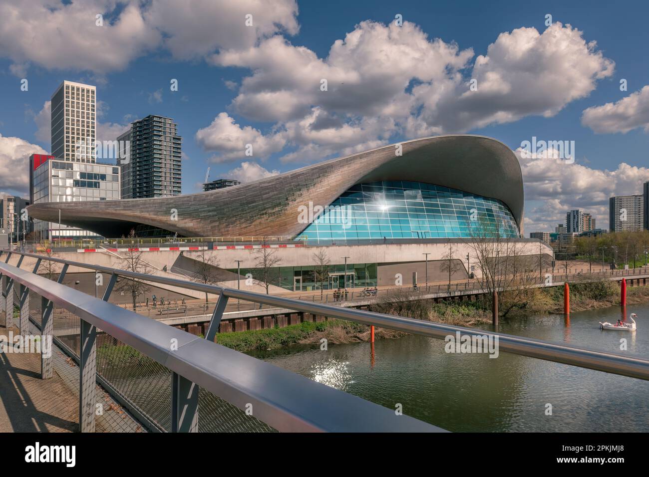 Il London Aquatics Centre è una struttura interna con due piscine di 50 metri e una piscina per immersioni di 25 metri. Situato nella Queen Elizabeth Olympic Foto Stock