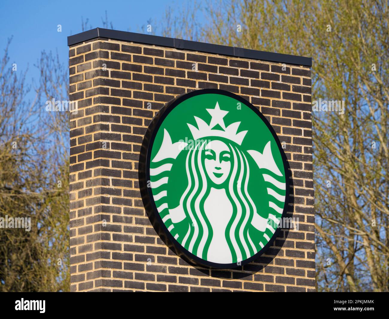 New Drive ha lanciato Starbucks Store, Reading, Berkshire, Inghilterra, Regno Unito, GB. Foto Stock
