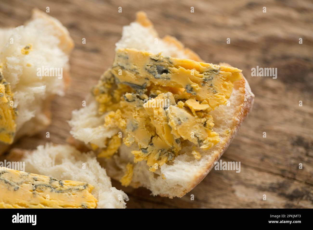 Shepherds Purse Harrogate formaggio blu su pane croccante. Inghilterra Regno Unito GB Foto Stock