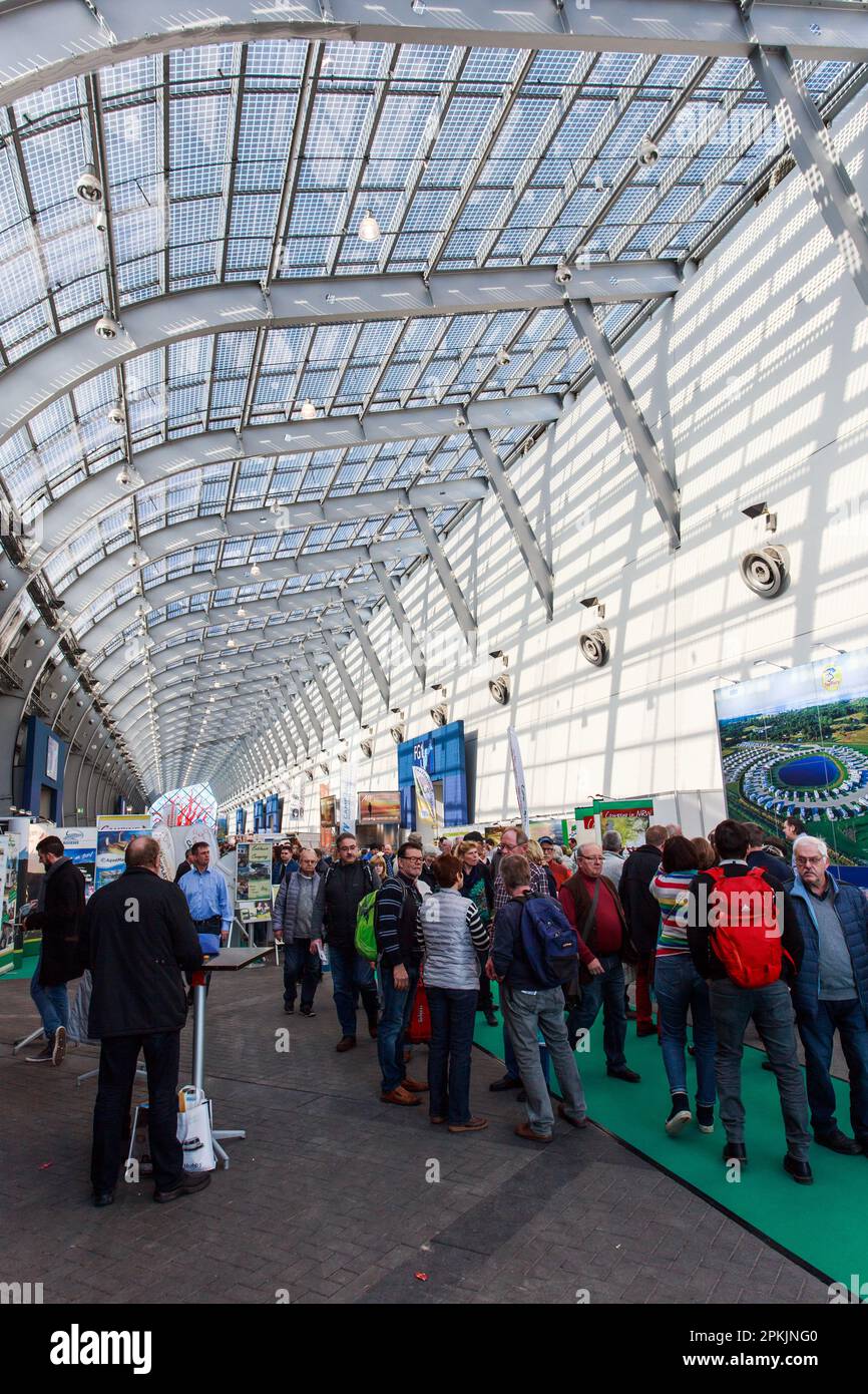 ESSEN, GERMANIA - 21 FEBBRAIO: I visitatori della mostra Reise + Camping si spostano tra le sale il 21 febbraio 2018 a Essen, Germania. L'evento annuale f Foto Stock