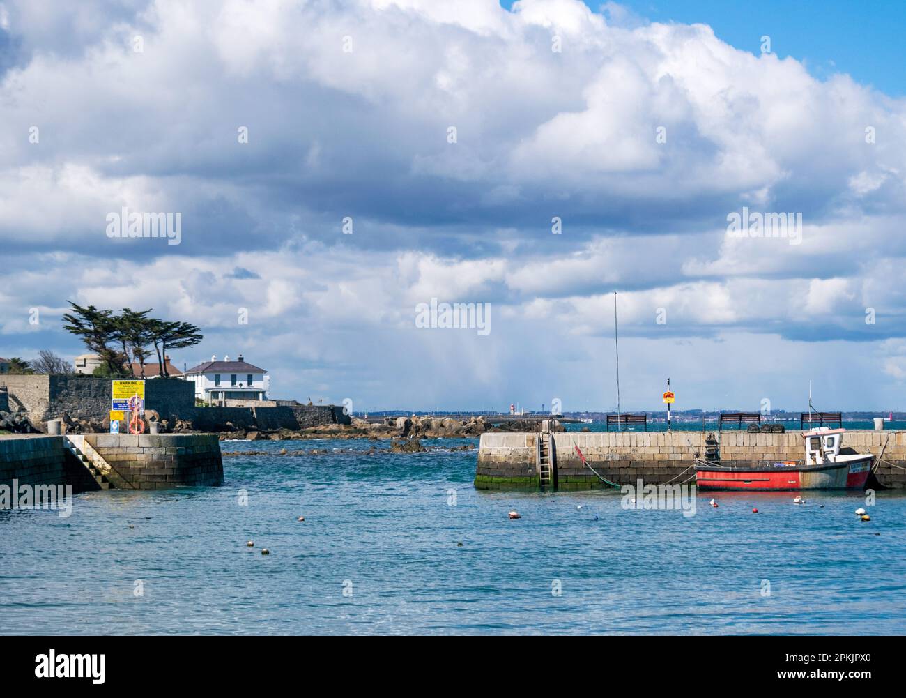 Lontane docce primaverili che si avvicinano a Bullock Harbour Foto Stock