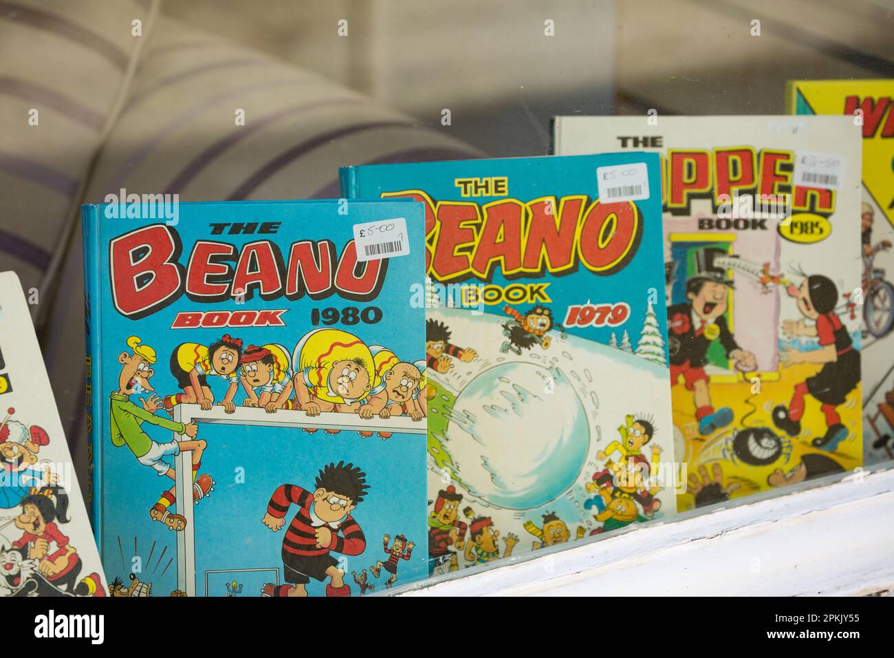 Old Beano, e topper fumetti in vendita in un negozio di beneficenza. Inghilterra Regno Unito GB Foto Stock