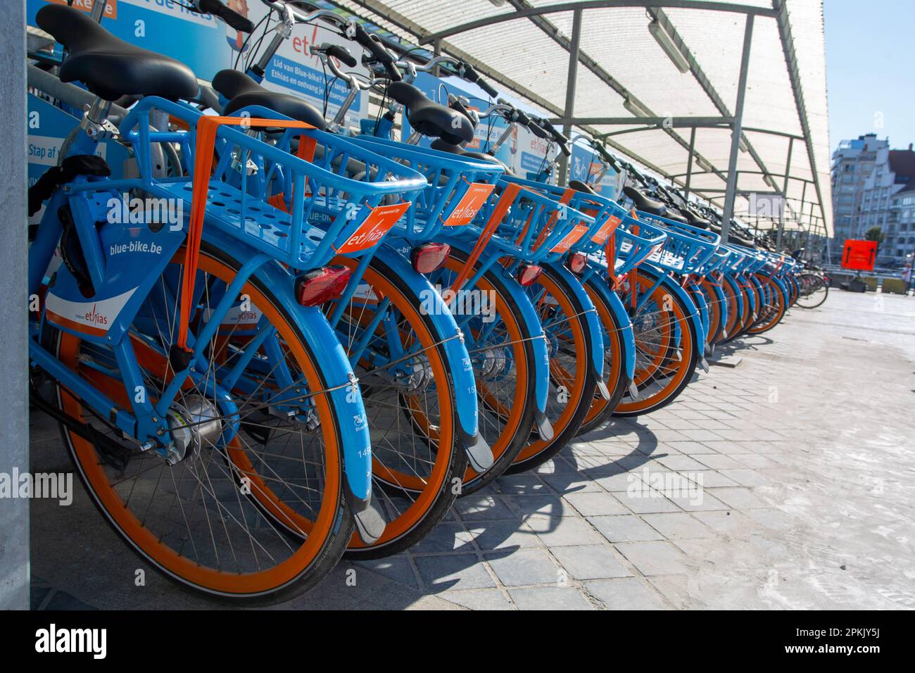 23.07.2018. Ostenda, Belgio. Noleggio biciclette parcheggiate in un ricovero appositamente costruito, vicino alla stazione ferroviaria principale di Ostenda. Credito: ANT Palmer/Alamy Foto Stock