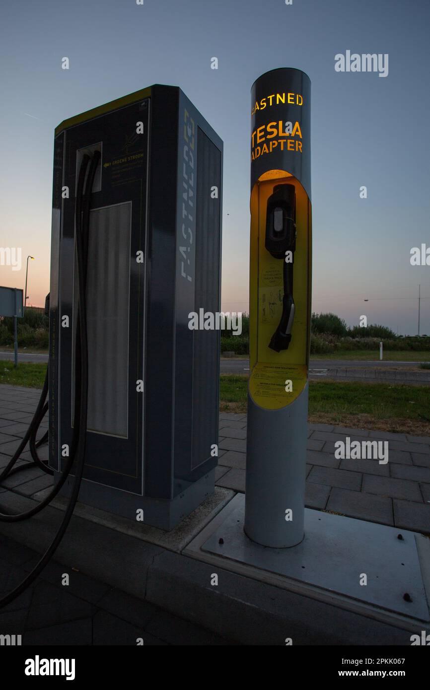 25.07.2018. Den Haag, Paesi Bassi. Una stazione di ricarica e-auto appartenente alla società Fastned presso una stazione di rifornimento autostradale a l'Aia, Olanda. C Foto Stock