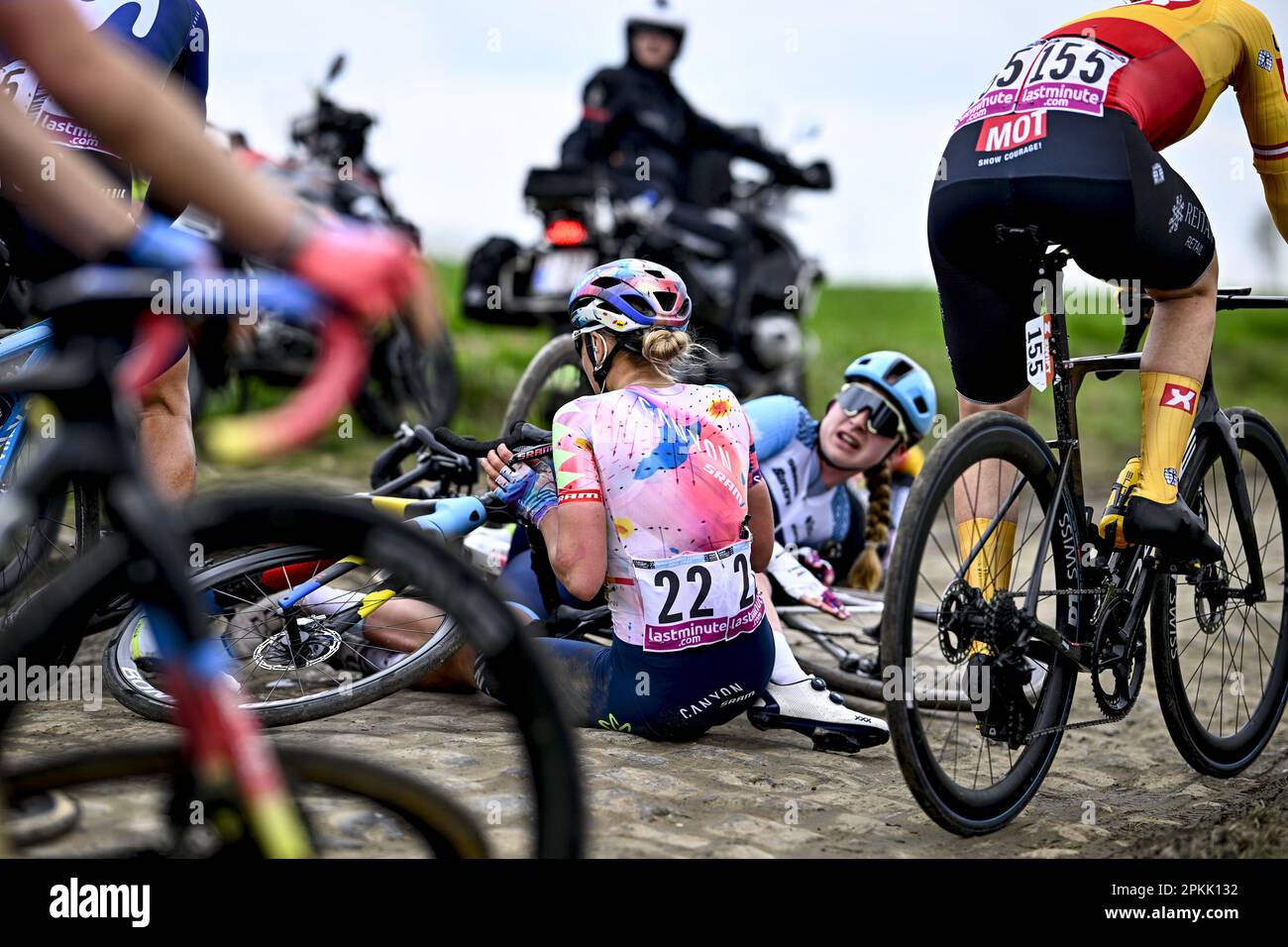 Denaix, Francia. 08th Apr, 2023. Il britannico Elynor Backstedt di Trek-Segafredo e il belga Shari Bossuyt di Canyon-SRAM hanno ritratto in azione durante la terza edizione della corsa femminile d'élite della manifestazione ciclistica 'Paris-Roubaix', 145, a 4 km da Denain a Roubaix, Francia sabato 08 aprile 2023. FOTO DI BELGA JASPER JACOBS Credit: Belga News Agency/Alamy Live News Foto Stock