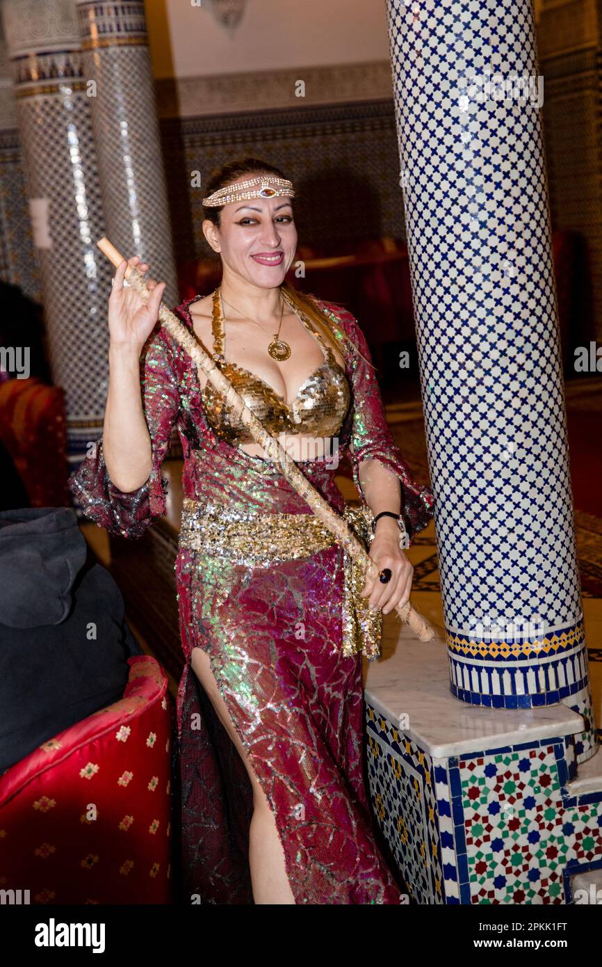 Una danzatrice del ventre si esibisce presso il ristorante Palais de Medina di Fez, Marocco Foto Stock