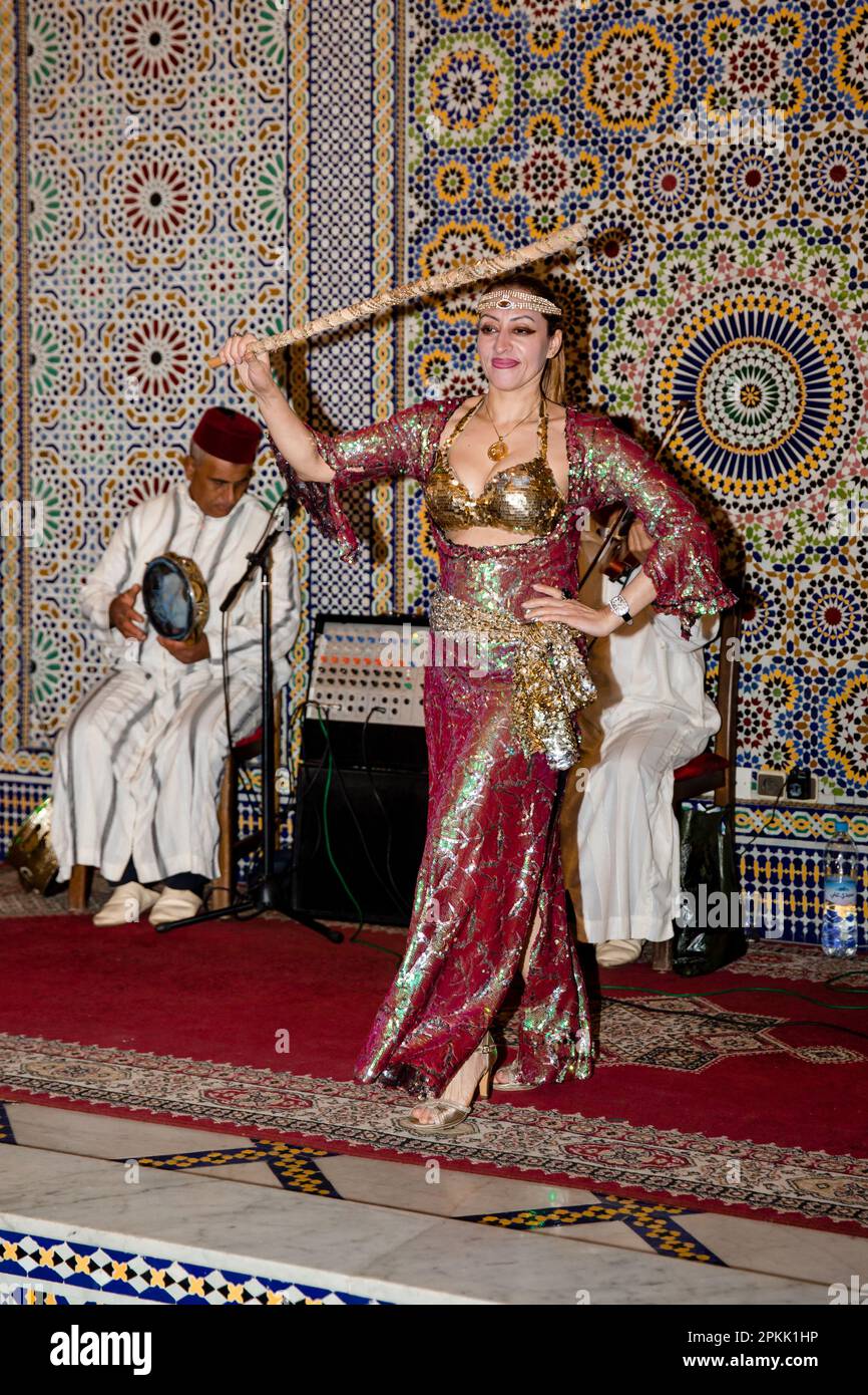Una danzatrice del ventre si esibisce presso il ristorante Palais de Medina di Fez, Marocco Foto Stock