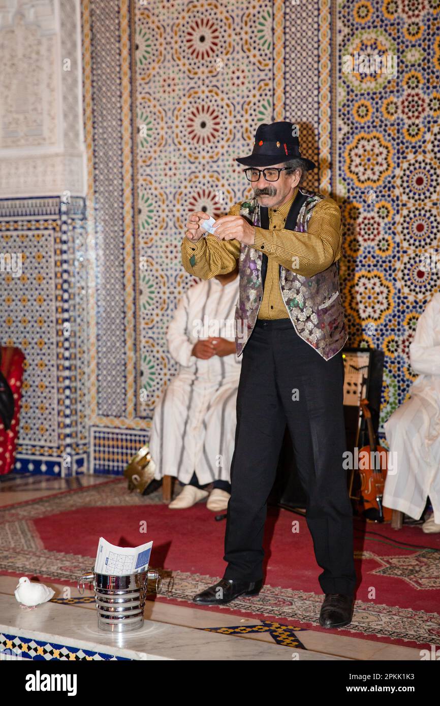 Un mago si esibisce al Palais la Medina di Fez in Marocco Foto Stock