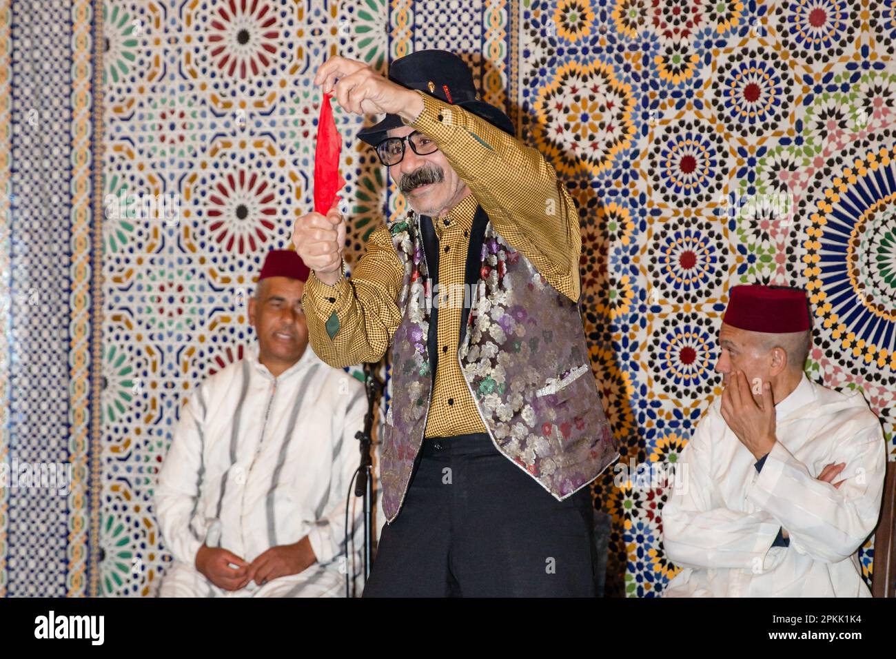 Un mago si esibisce al Palais la Medina di Fez in Marocco Foto Stock