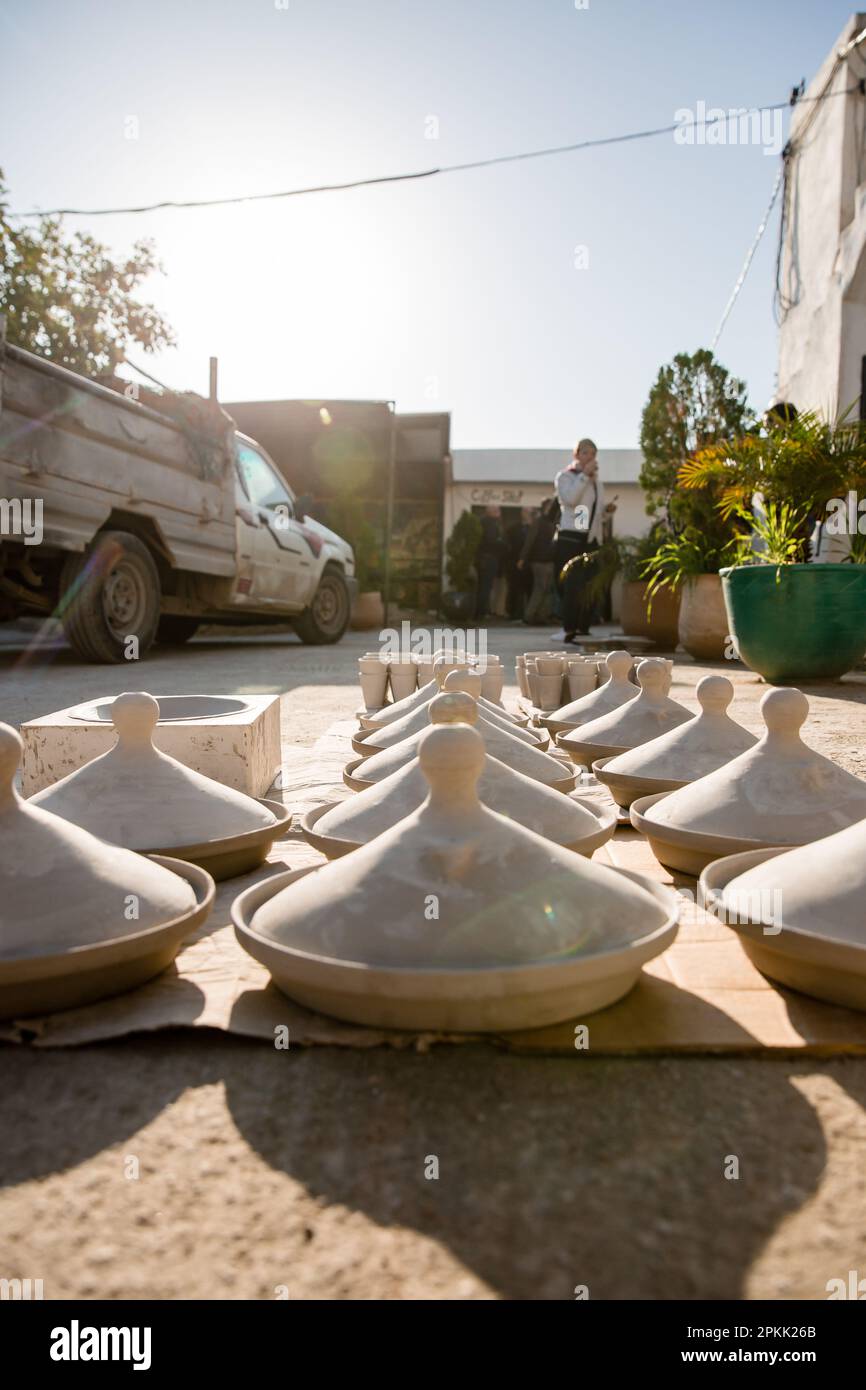 File di tagine non dipinte cuocere al sole a Fez Medina Marocco Foto Stock