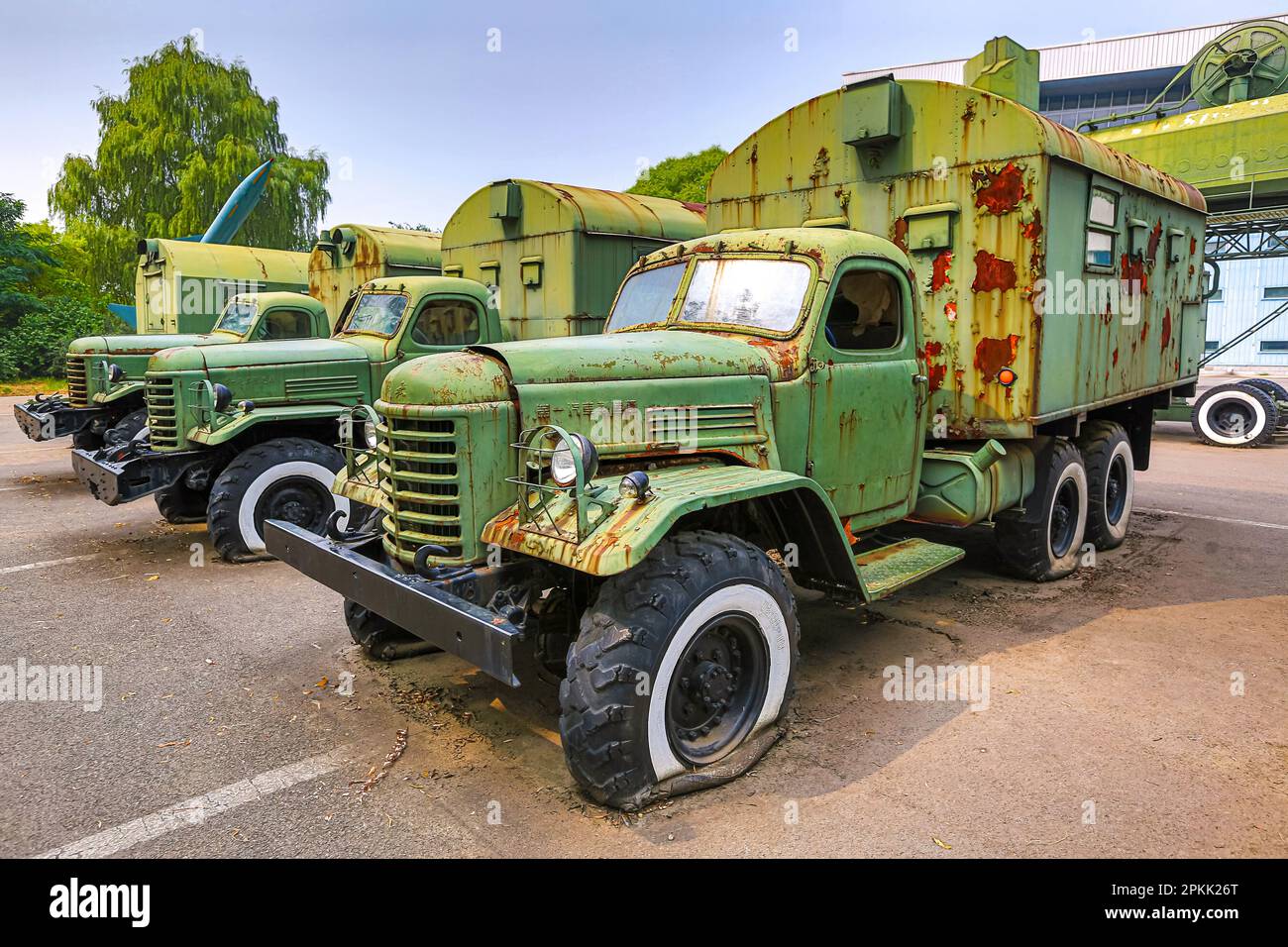 Camion militari abbandonati al Museo dell'aviazione militare della Cina, Pechino Foto Stock