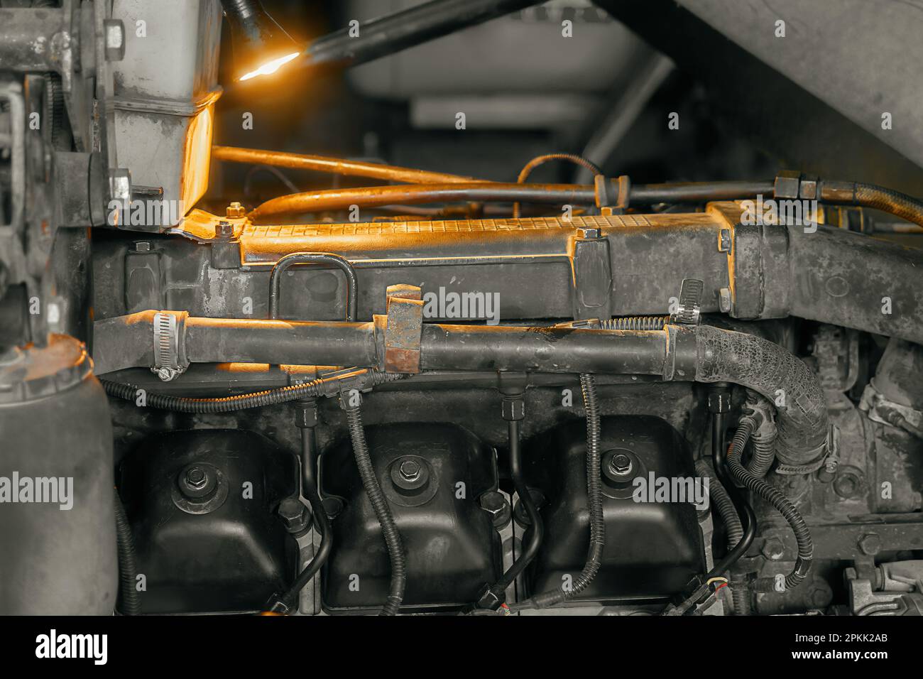 Si tratta di un primo piano del motore del veicolo o del trattore. Riparazione e restauro di apparecchiature automobilistiche.. Foto Stock