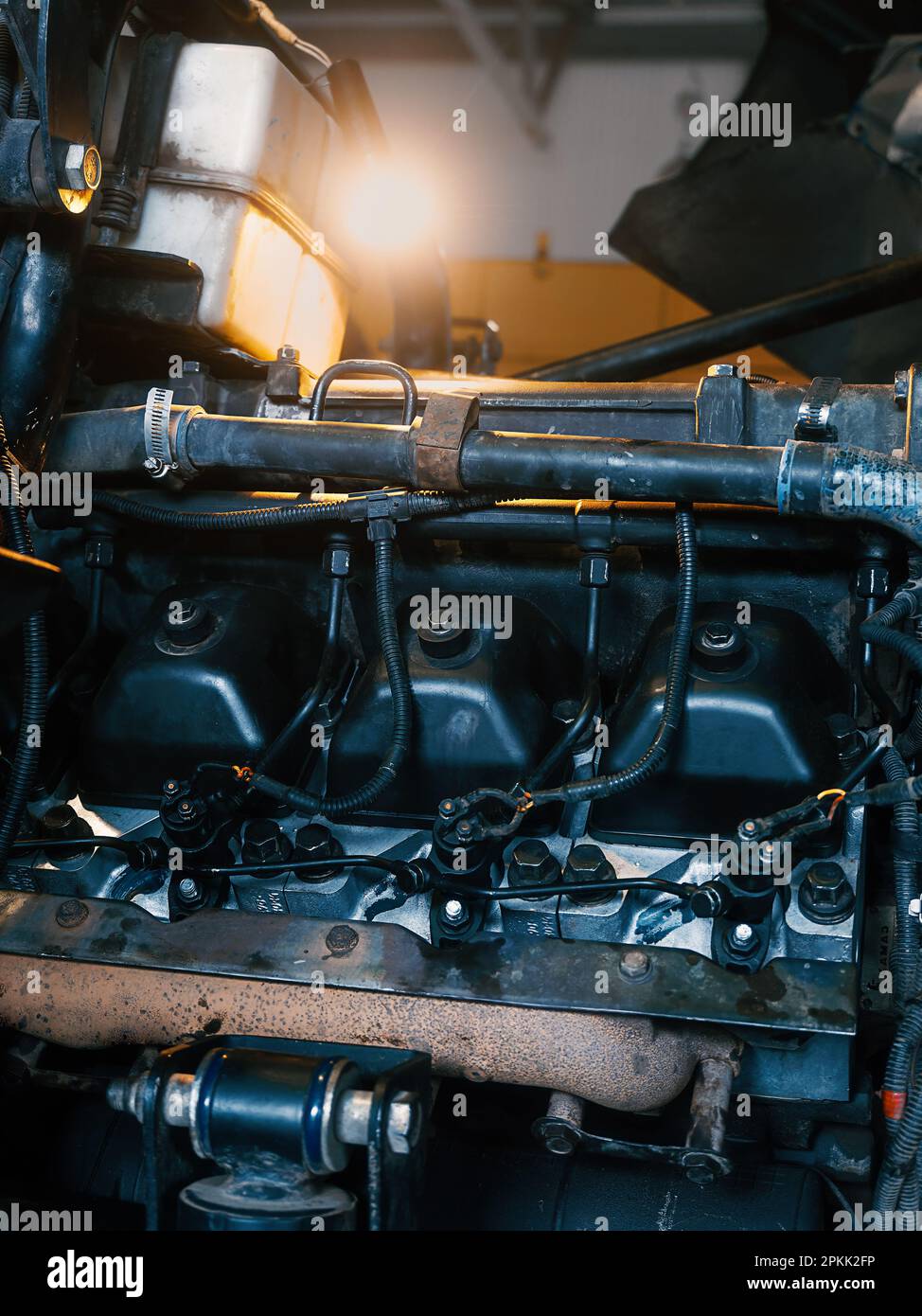 Si tratta di un primo piano del motore del veicolo o del trattore. Riparazione e restauro di apparecchiature automobilistiche.. Foto Stock