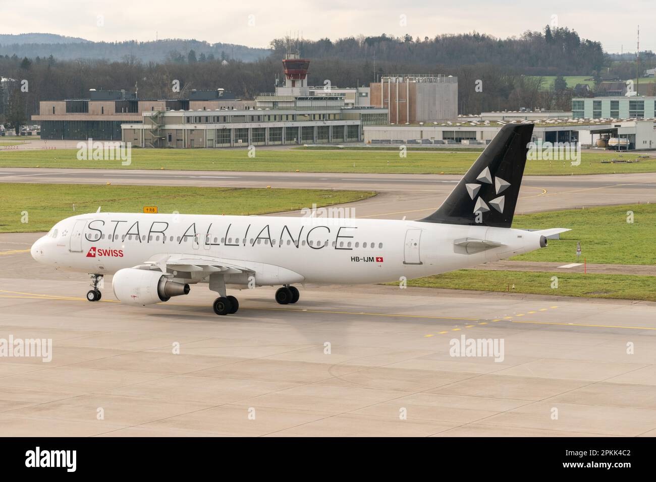 Zurigo (Svizzera), 2 gennaio 2023 le compagnie aeree internazionali svizzere Star Alliance Airbus A320-214 sono soggette a tassazione Foto Stock