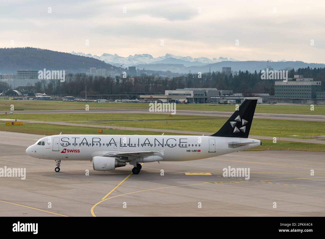 Zurigo (Svizzera), 2 gennaio 2023 le compagnie aeree internazionali svizzere Star Alliance Airbus A320-214 sono soggette a tassazione Foto Stock