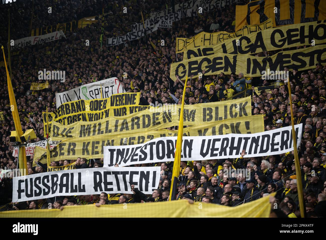 Dortmund, Germania. 08th Apr, 2023. Calcio: Bundesliga, Borussia Dortmund - 1. FC Union Berlin, giorno 27, Signal Iduna Park. I tifosi di Dortmund protestano in tribuna contro gli investitori nel calcio con le bandiere che leggono: 'Prevenire gli investitori,' 'salvare il calcio. Credit: Bernd Thissen/dpa - NOTA IMPORTANTE: In conformità ai requisiti della DFL Deutsche Fußball Liga e del DFB Deutscher Fußball-Bund, è vietato utilizzare o utilizzare fotografie scattate nello stadio e/o della partita sotto forma di sequenze di immagini e/o serie di foto simili a video./dpa/Alamy Live News Foto Stock