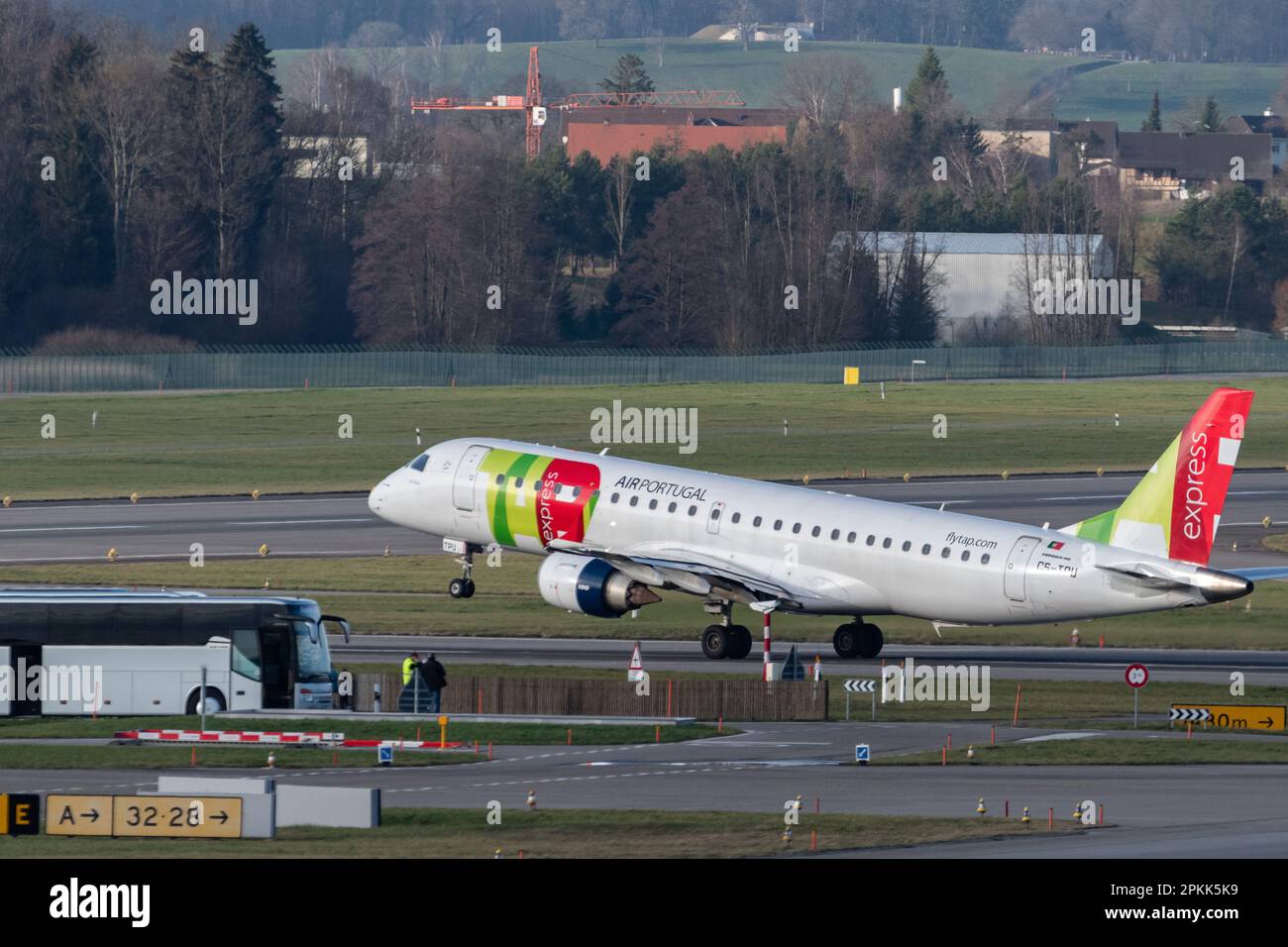 Zurigo, Svizzera, 2 gennaio 2023 TAP Air Portogallo decollo dell'aeromobile Embraer E190LR dalla pista 28 Foto Stock