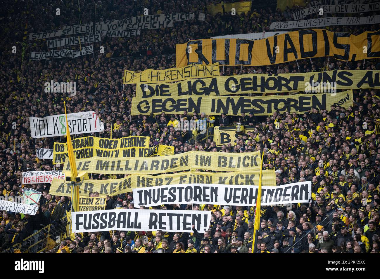 08 aprile 2023, Renania settentrionale-Vestfalia, Dortmund: Calcio: Bundesliga, Borussia Dortmund - 1. FC Union Berlin, giorno 27, Signal Iduna Park. I tifosi di Dortmund protestano nelle tribune contro gli investitori nel calcio con le bandiere che recitino: 'DFL Hurensöhne,' 'Die Liga gehört uns .,' 'Gegen Investoren,' 'Die Milliarden im Blick,' 'Kein Herz fürn Kick,' 'Investoren verhindern,' e 'Fußball retten. Foto: Bernd Thissen/dpa - NOTA IMPORTANTE: In conformità ai requisiti della DFL Deutsche Fußball Liga e della DFB Deutscher Fußball-Bund, è vietato utilizzare o utilizzare fotografie scattate nella st Foto Stock