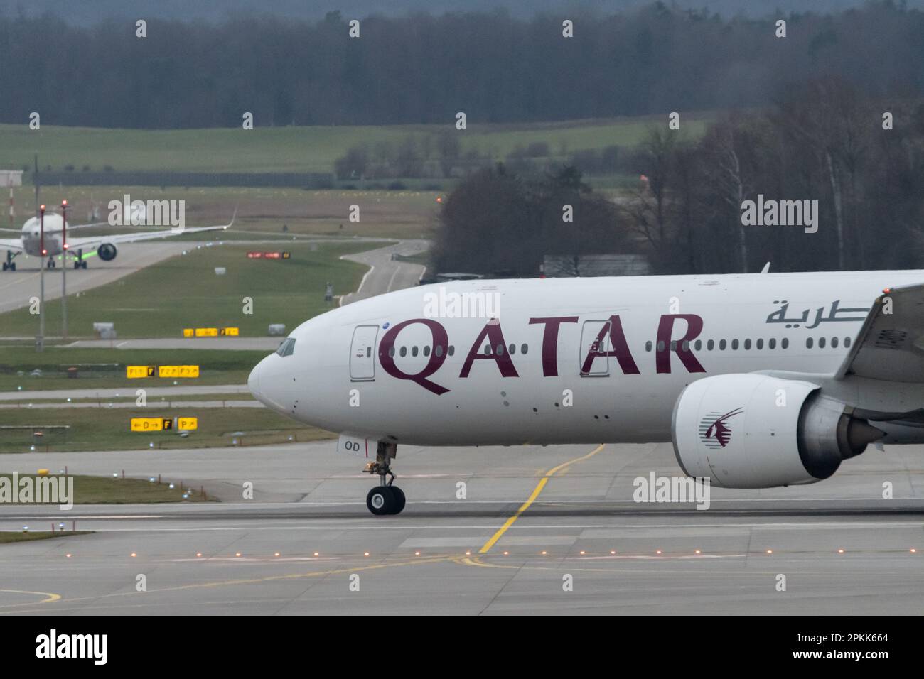 Zurigo (Svizzera), 2 gennaio 2023 Qatar Airways l'aeromobile Boeing 777-300ER sta tassando fino alla sua posizione di decollo Foto Stock
