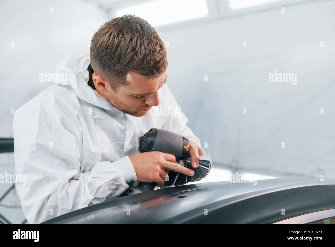 Concentrato sul lavoro. L'uomo in uniforme è nel servizio auto Foto Stock