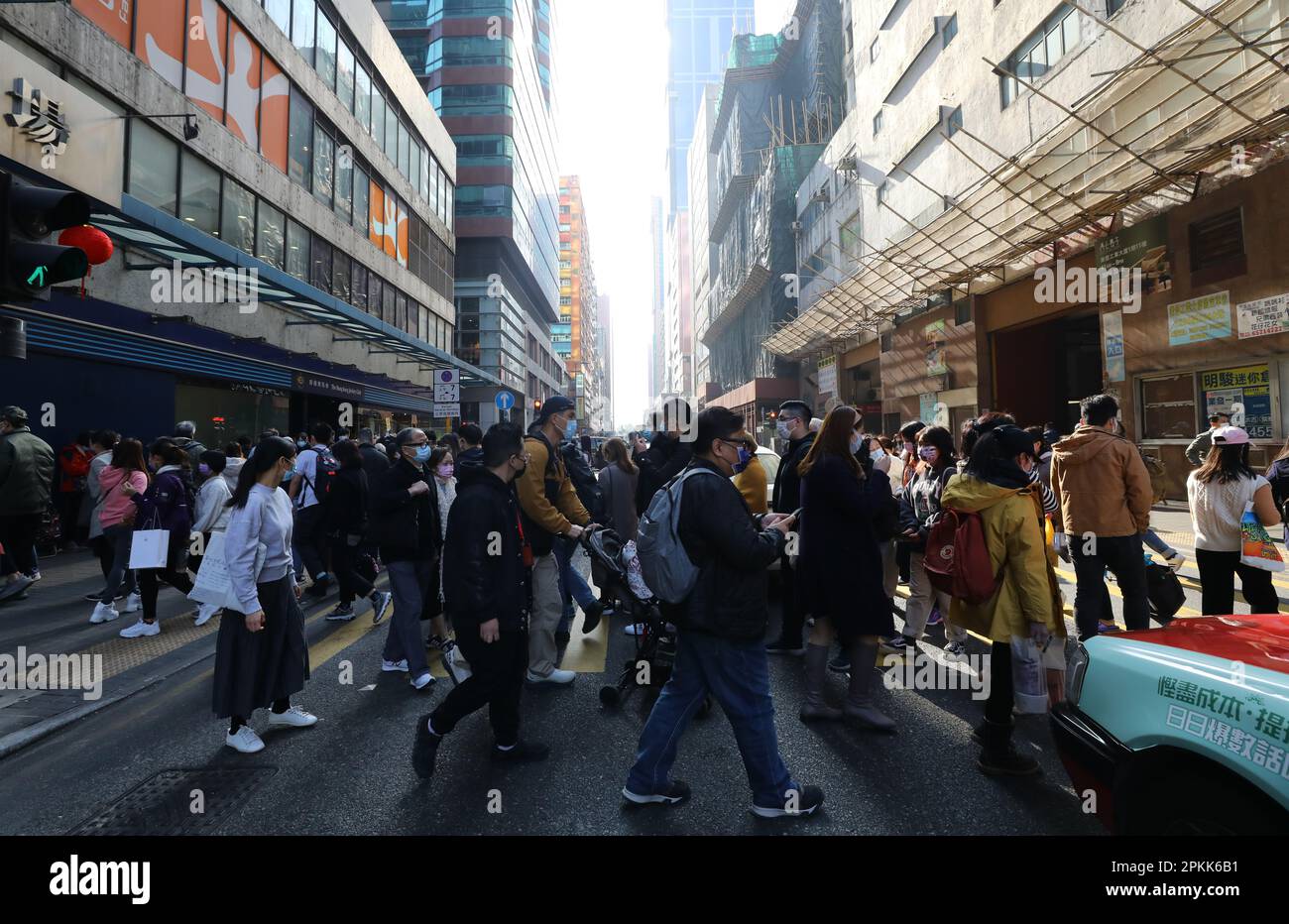 Vista generale del lavoro nel quartiere industriale di Kwun Tong. Per la storia sulla disoccupazione a Hong Kong può raggiungere un record in cifre ufficiali con l'impatto della pandemia di coronavirus. 18JAN21 SCMP / Dickson Lee Foto Stock