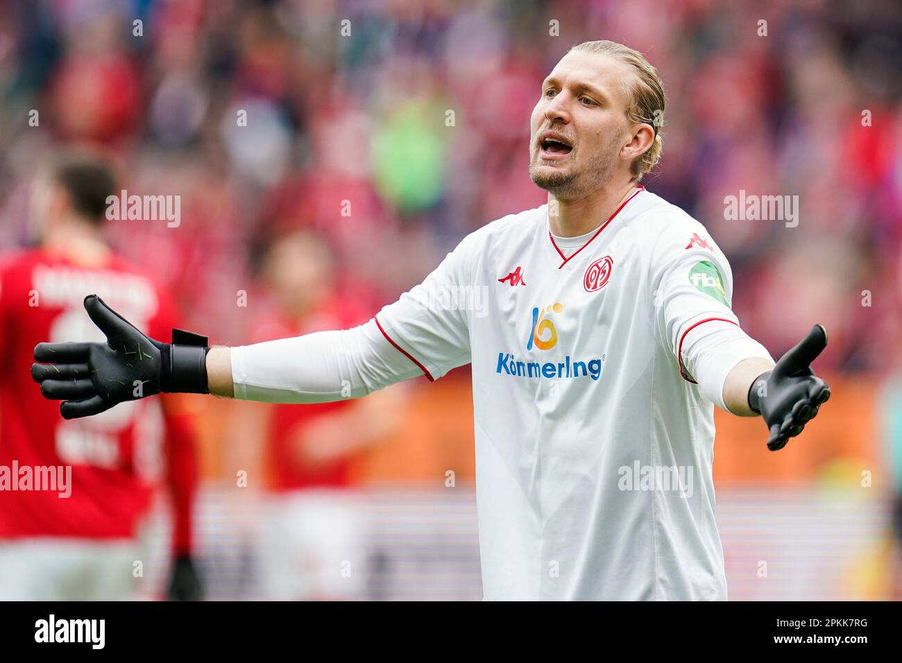 Magonza, Germania. 08th Apr, 2023. Calcio: Bundesliga, FSV Mainz 05 - Werder Bremen, Giornata 27, Mewa Arena. Il portiere Robin Zentner di Magonza gesta. Credit: Uwe Anspach/dpa - NOTA IMPORTANTE: In conformità ai requisiti della DFL Deutsche Fußball Liga e del DFB Deutscher Fußball-Bund, è vietato utilizzare o utilizzare fotografie scattate nello stadio e/o della partita sotto forma di sequenze di immagini e/o serie di foto simili a video./dpa/Alamy Live News Foto Stock