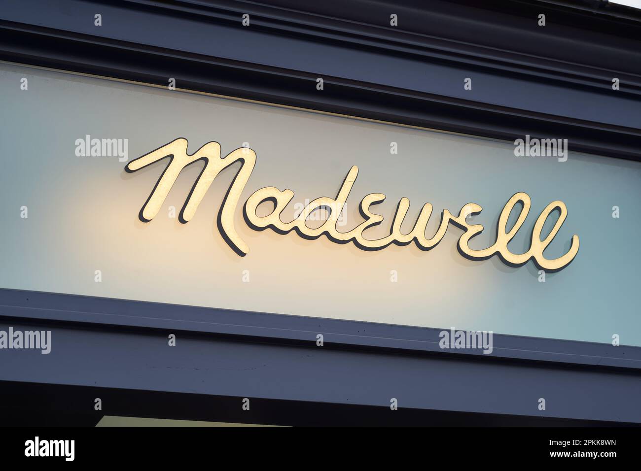 Norwalk, CT - 7 aprile 2023 : marchio di abbigliamento Madewell boutique storefront logo segno. Foto Stock