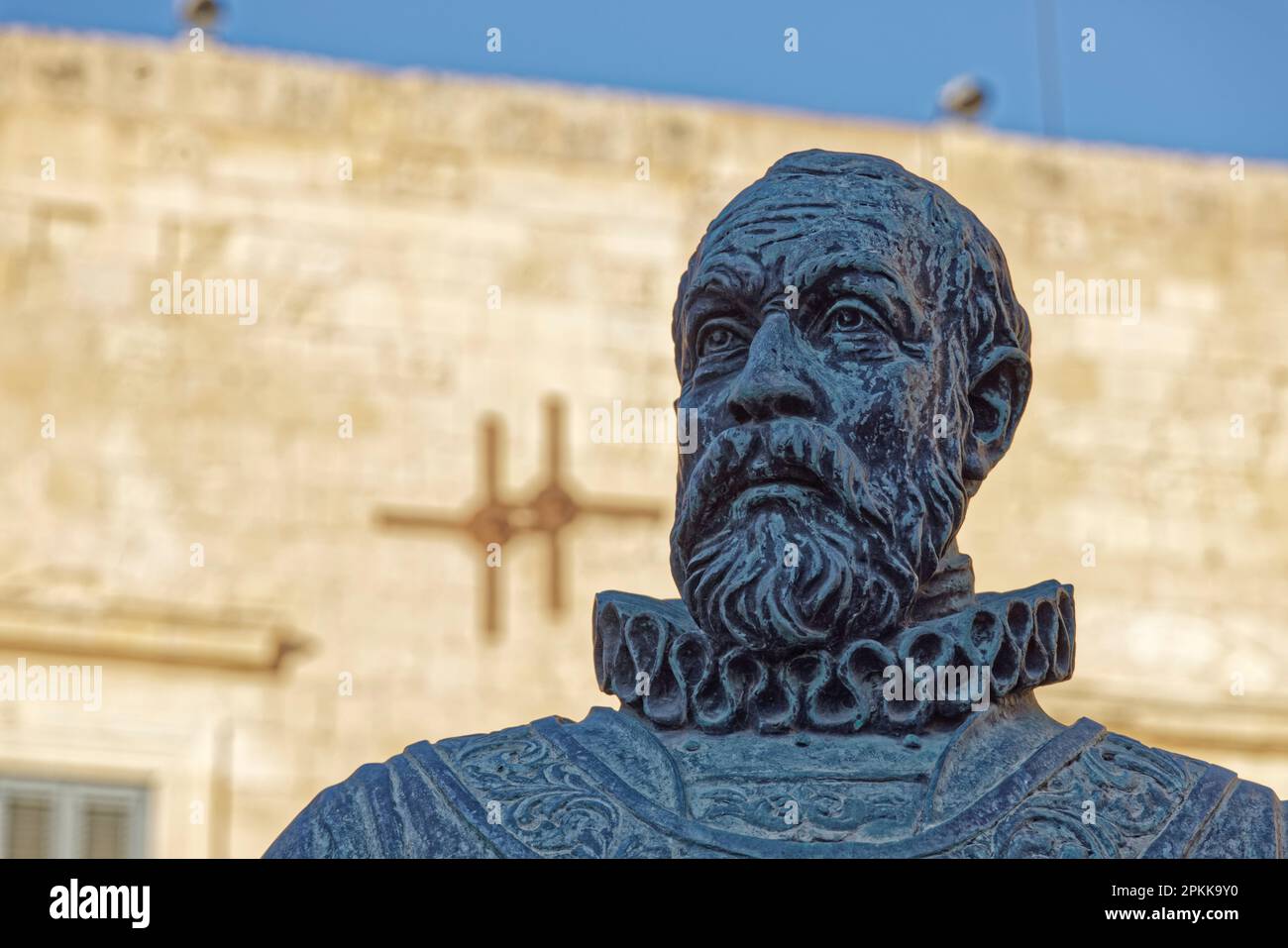 Valletta, Malta. 26th Mar, 2023. La statua di Jean Parisot de la Valette, il Gran Maestro francese dell'Ordine dal 1557 al 1568, fondatore della Valletta. Foto Stock