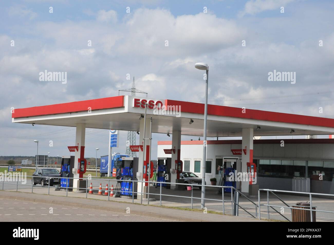 Schalsee /Geramny/ 24 aprile 2022/ distributore di benzina esso o Petro nella città tedesca di Schalsee, sulla Germania, in Germania, in Germania, in Germania. .(Foto di Francis Dean/Dean Pictures) Foto Stock