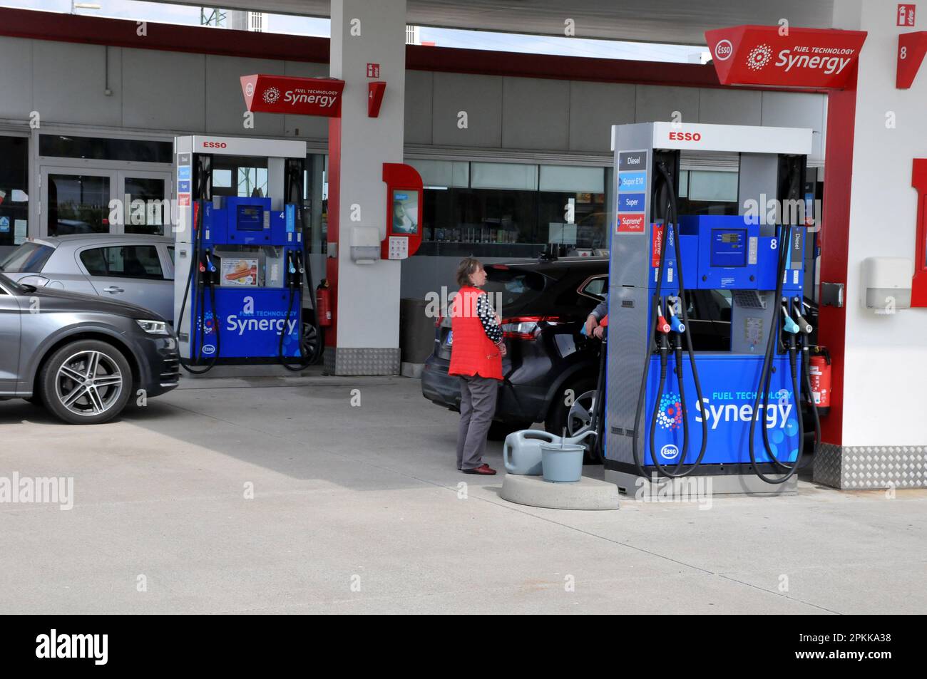 Schalsee /Geramny/ 24 aprile 2022/ distributore di benzina esso o Petro nella città tedesca di Schalsee, sulla Germania, in Germania, in Germania, in Germania. .(Foto di Francis Dean/Dean Pictures) Foto Stock