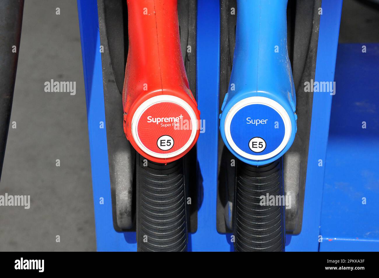 Schalsee /Geramny/ 24 aprile 2022/ distributore di benzina esso o Petro nella città tedesca di Schalsee, sulla Germania, in Germania, in Germania, in Germania. .(Foto di Francis Dean/Dean Pictures) Foto Stock