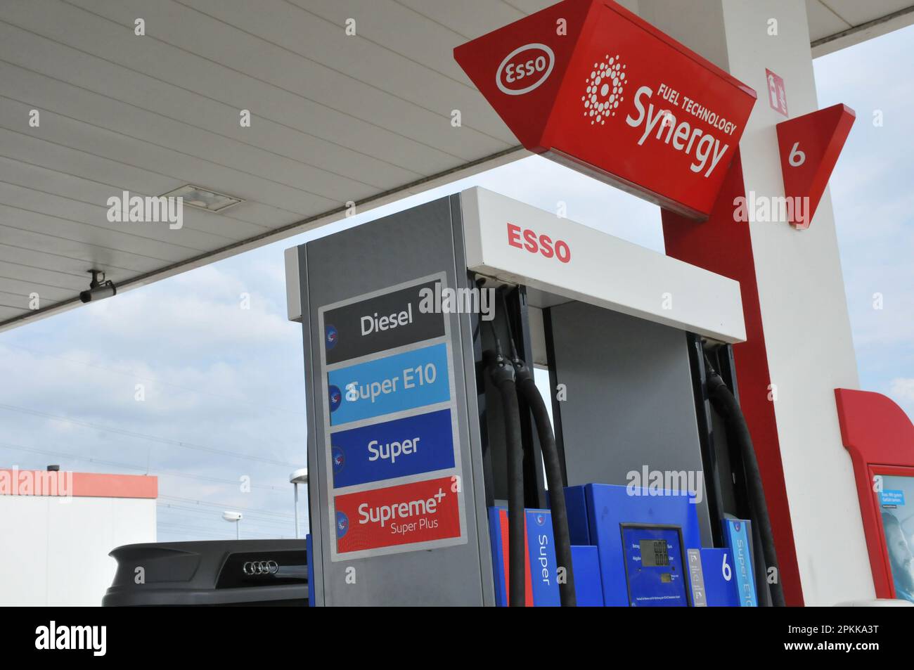 Schalsee /Geramny/ 24 aprile 2022/ distributore di benzina esso o Petro nella città tedesca di Schalsee, sulla Germania, in Germania, in Germania, in Germania. .(Foto di Francis Dean/Dean Pictures) Foto Stock