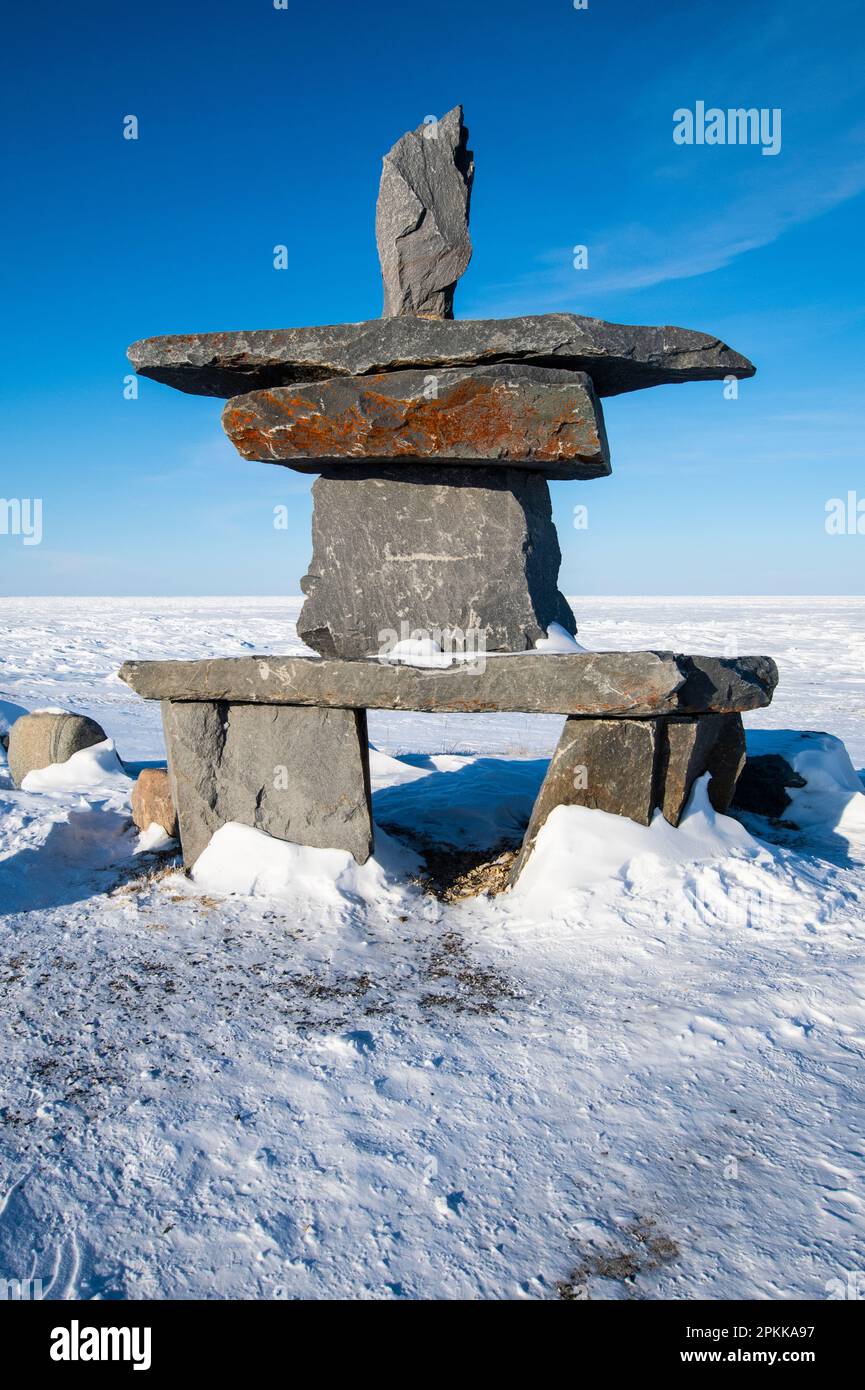 Inukshuk sulla spiaggia di Hudson Bay a Churchill, Manitoba, Canada Foto Stock