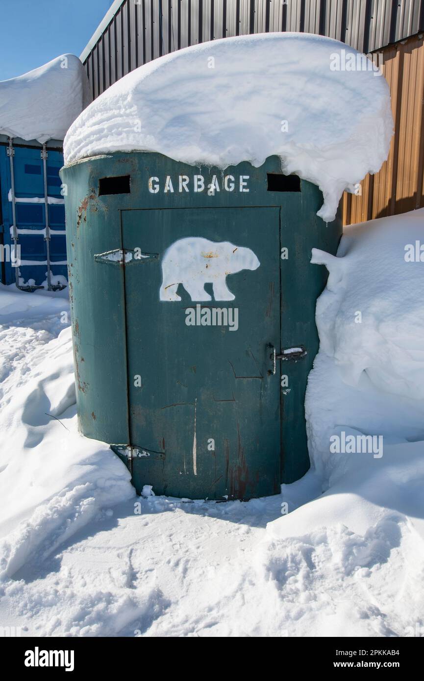 Pattumiera a prova di orso verde nel centro di Churchill, Manitoba, Canada Foto Stock