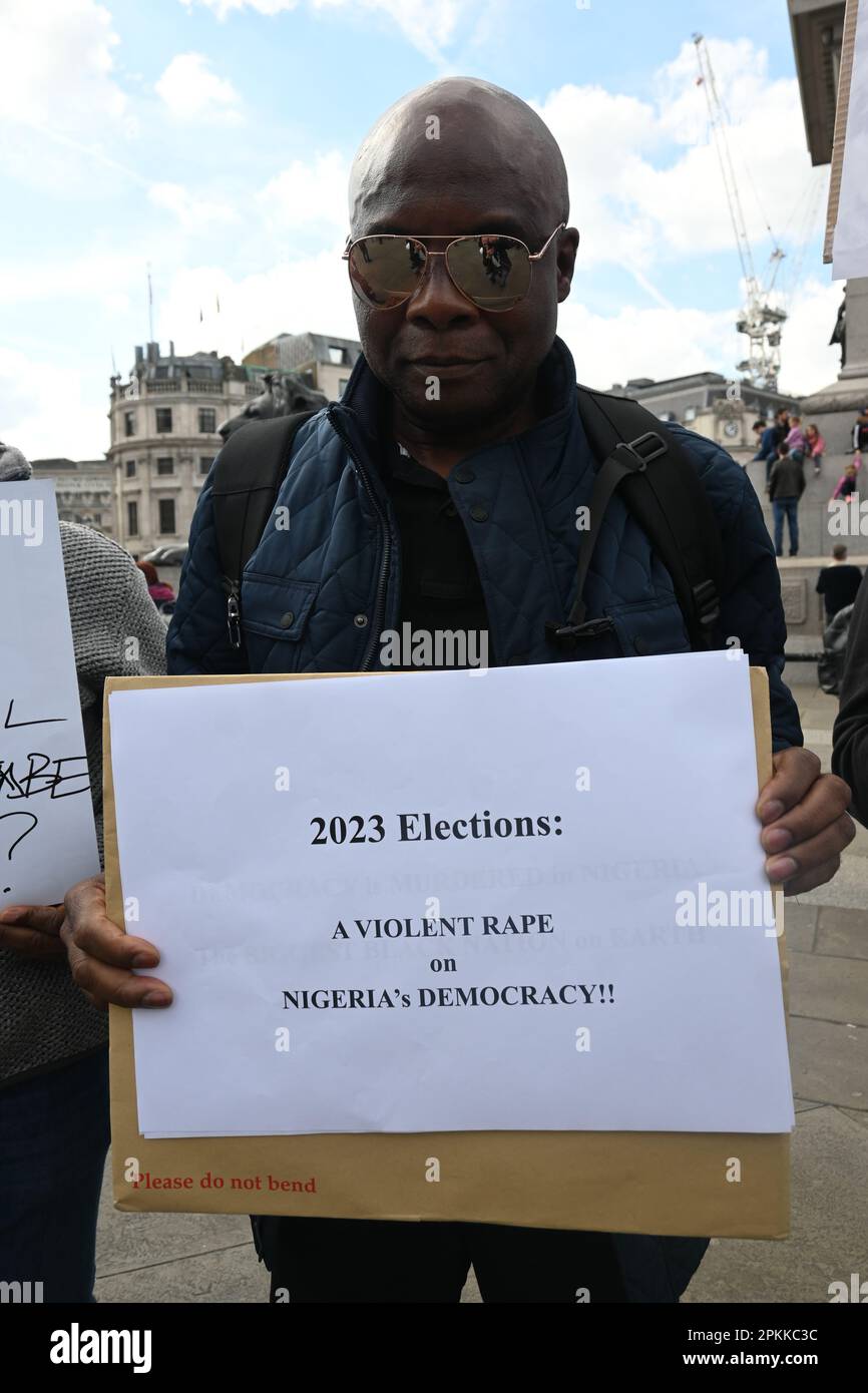 Londra, Inghilterra, Regno Unito. 8th Apr, 2023. I nigeriani che vivono a Londra sono una protesta contro i risultati delle elezioni in Nigeria a Trafalgar Square "Save Nigeria Democracy". I manifestanti sostengono che il governo del Regno Unito ha speso £5 milioni di dollari per aggiustare i voti per un leader di burattini al servizio del governo britannico e non per la popolazione nigeriana a Trafalgar Square. Credit: Vedi li/Picture Capital/Alamy Live News Foto Stock