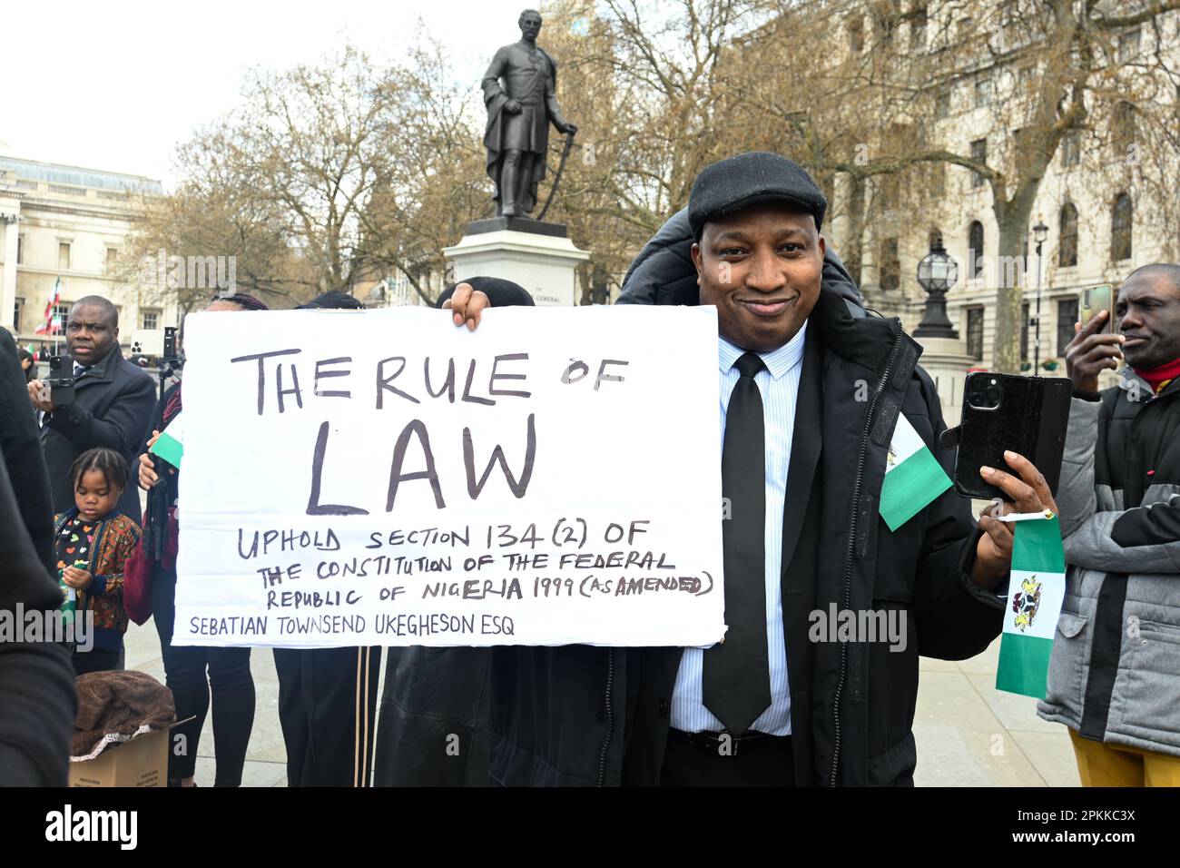 Londra, Inghilterra, Regno Unito. 8th Apr, 2023. I nigeriani che vivono a Londra sono una protesta contro i risultati delle elezioni in Nigeria a Trafalgar Square "Save Nigeria Democracy". I manifestanti sostengono che il governo del Regno Unito ha speso £5 milioni di dollari per aggiustare i voti per un leader di burattini al servizio del governo britannico e non per la popolazione nigeriana a Trafalgar Square. Credit: Vedi li/Picture Capital/Alamy Live News Foto Stock