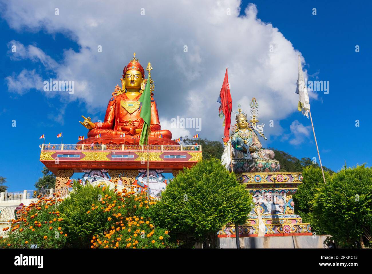 Sikkim, India - 20.10.2016 : veduta grandangolare della statua Santa di Guru Padmasambhava o nata da un loto, Guru Rinpoche, cielo blu e nuvole bianche. Foto Stock