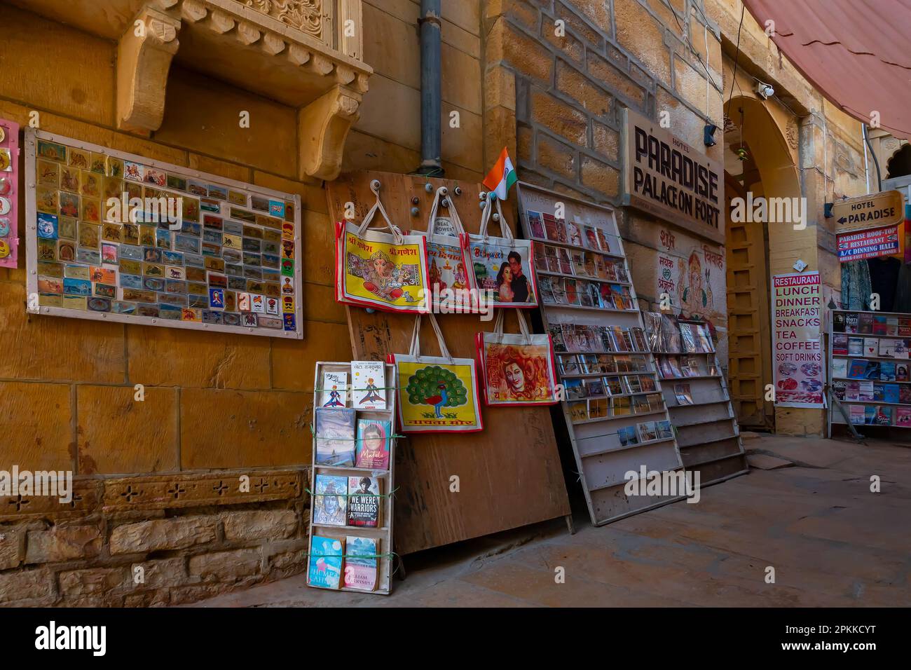 Jaisalmer, Rajasthan, India - Ottobre 13, 2019 : le borse colorate e le borse a mano sono esposte per la vendita ai turisti in mercato all'interno del Forte Jaisalmer Foto Stock