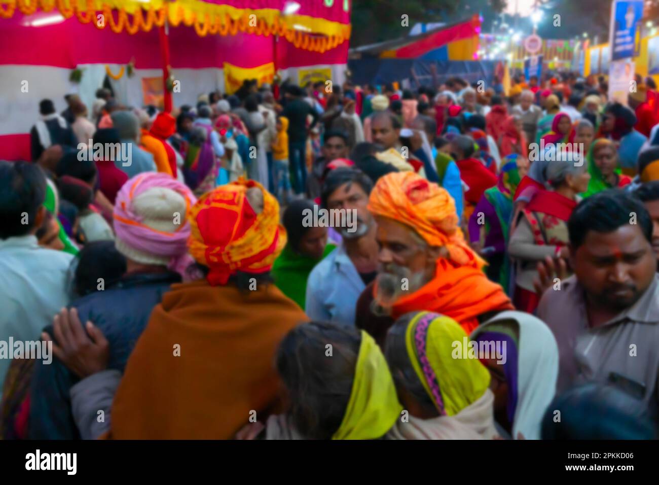Kolkata, Bengala Occidentale, India - 12th Gennaio 2020 : immagine offuscata dei devoti indù che si accaparrano per il roti, cibo indiano, al campo di transito di Gangasagar, Kolkata Foto Stock