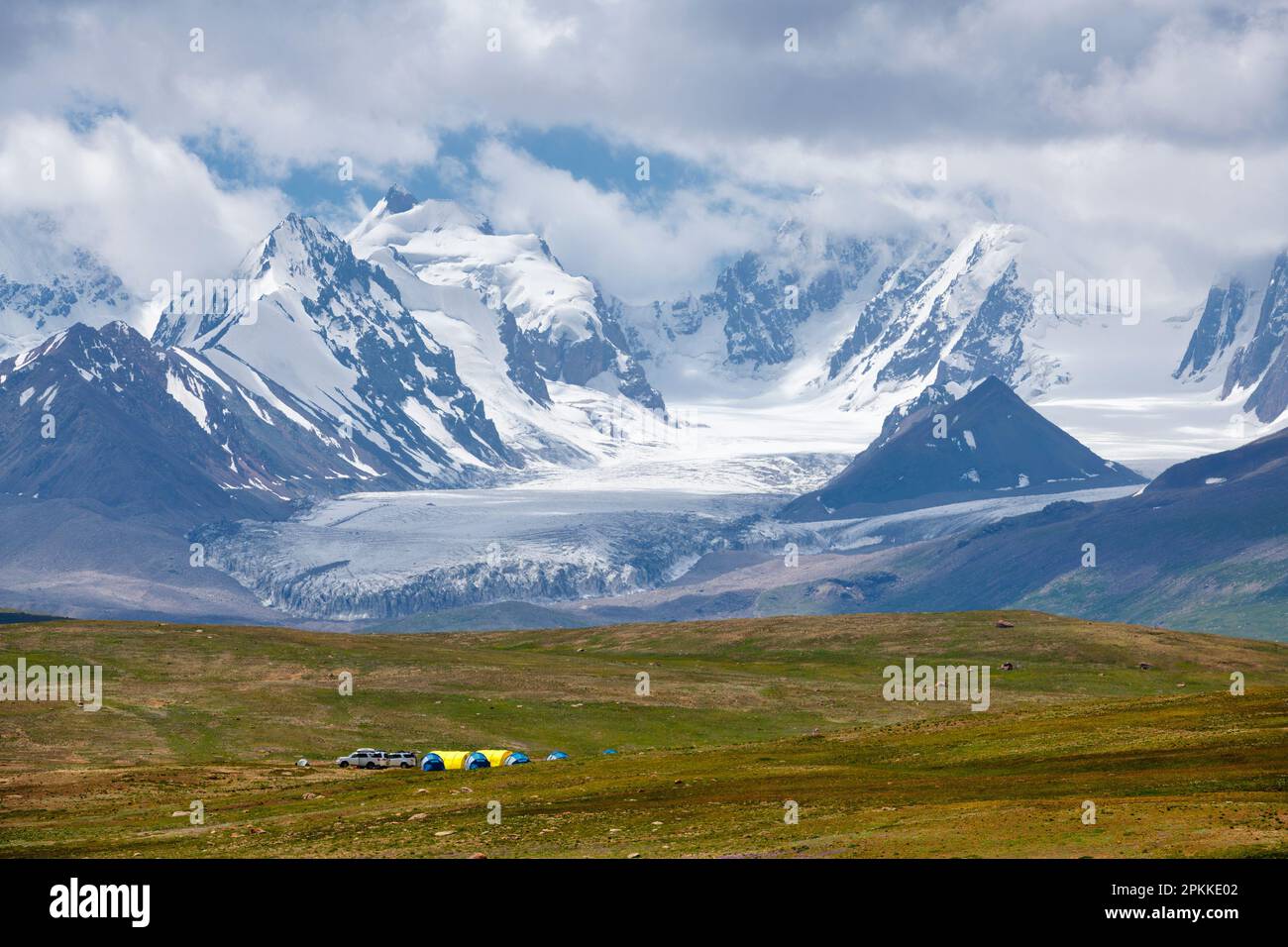 Accampamento alla base del ghiacciaio Kizil-Asker, Kakshaal anche nella catena montuosa Tian Shan vicino al confine cinese, regione di Naryn, Kirghizistan Foto Stock