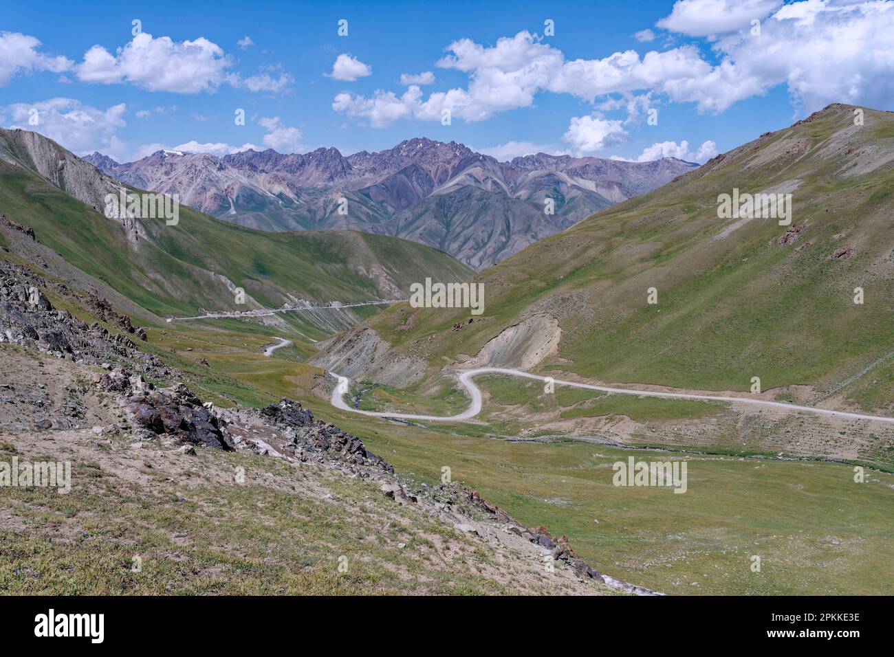 Alto passo di montagna e cime di montagna, valle di Tuluk, regione di Naryn, Kirghizistan, Asia centrale, Asia Foto Stock