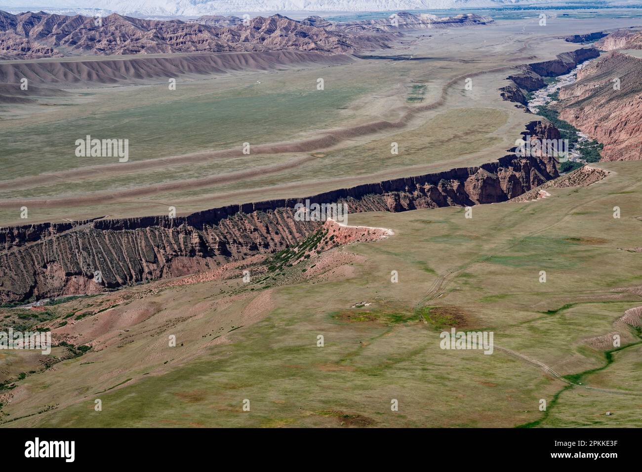 Paesaggio lungo la catena montuosa di AT-Bashy, la regione di Naryn, il Kirghizistan, l'Asia centrale, l'Asia Foto Stock