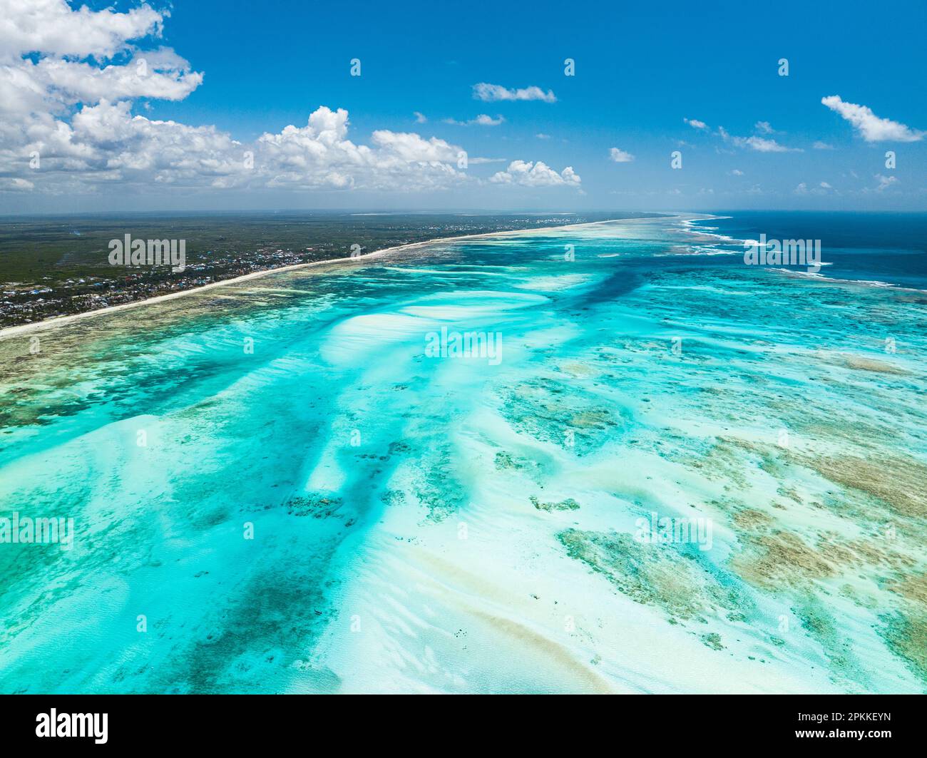 Veduta aerea di sabbia corallo bianca di una laguna blu con bassa marea, Paje, Jambiani, Zanzibar, Tanzania, Africa orientale, Africa Foto Stock