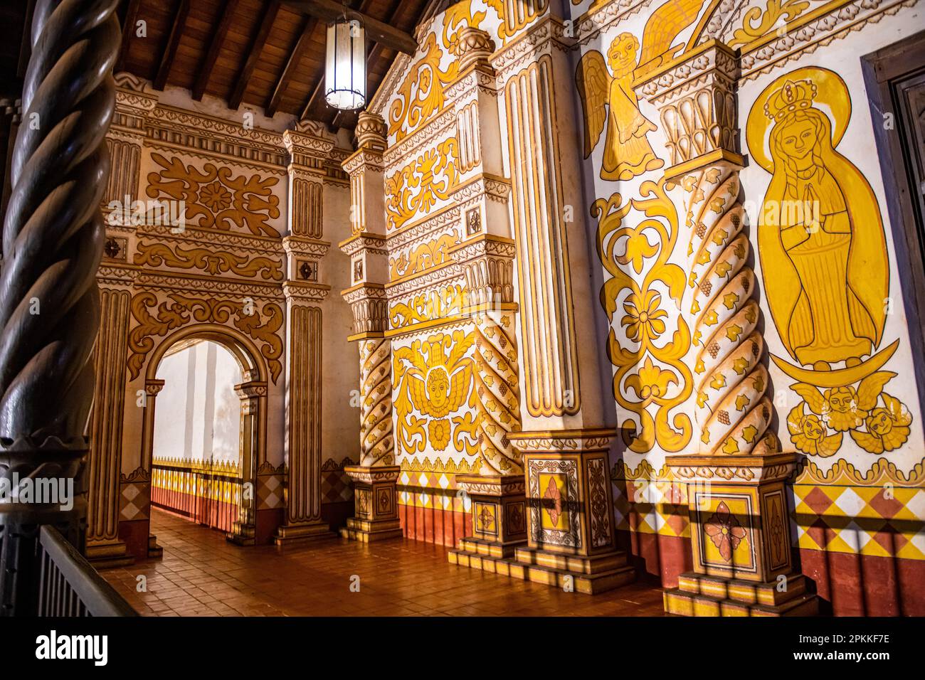 Portale frontale della Missione di Concepcion di notte, Missioni Gesuite di Chiquitos, Patrimonio Mondiale dell'UNESCO, dipartimento di Santa Cruz, Bolivia Foto Stock