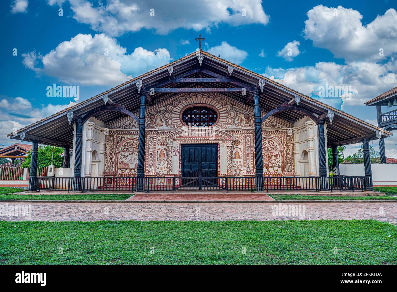 Portale frontale dipinto, Missione di San Rafael de Velasco, Missioni gesuite di Chiquitos, patrimonio dell'umanità dell'UNESCO, dipartimento di Santa Cruz, Bolivia Foto Stock