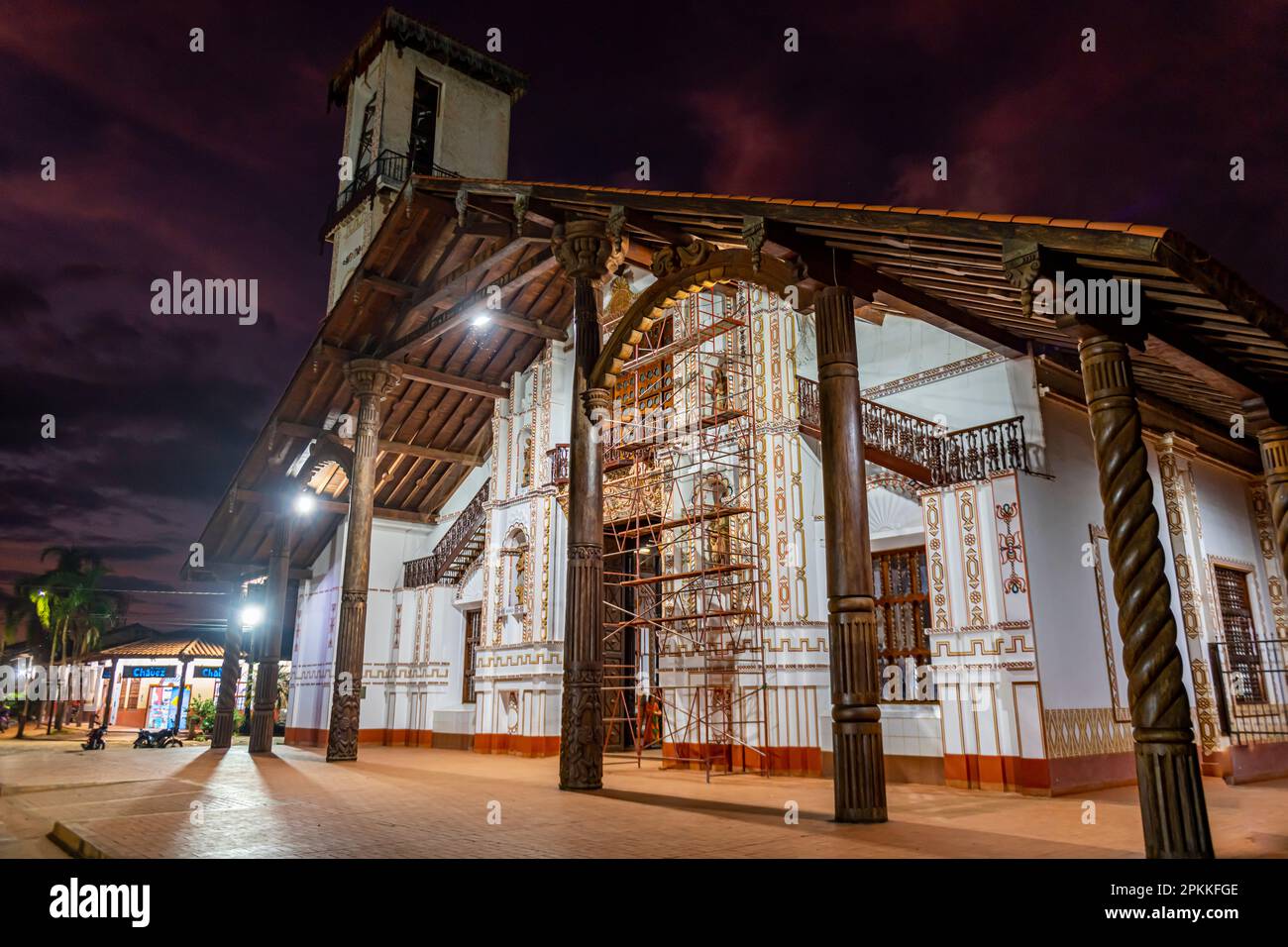 Missione di San Ignacio de Velasco di notte, Missioni gesuite di Chiquitos, dipartimento di Santa Cruz, Bolivia, Sud America Foto Stock