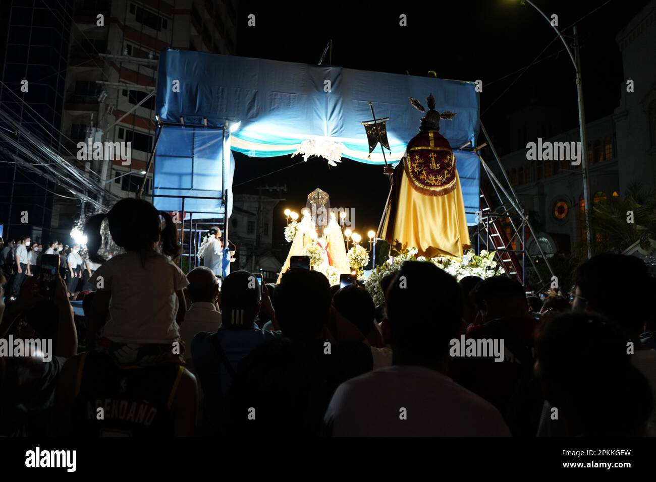 Quezon City, Filippine. 9th aprile 2023. Salubong è una tradizione filippina durante la Pasqua, dove c'è una rievocazione pre-alba di Cristo risorto che incontra la sua madre ancora in lutto Maria. La statua di Maria è ricoperta da un abito lutto nero e viene portata dalle donne, mentre la statua di Cristo risorto viene portata dagli uomini lungo un percorso diverso, dove Maria e Cristo risorto si incontreranno nel palcoscenico dove si cantano e ballano. (Credit Image: © Sherbien Dacalanio/Alamy Live News) Foto Stock