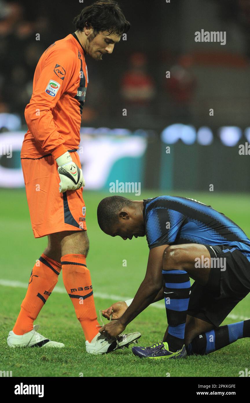 Milano, Italia, 06/11/2010 : Samuel Eto’o e Michele Arcari durante la partita Inter Brescia Foto Stock