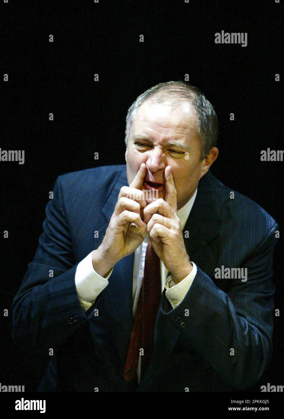 Jim Broadbent (Tupolski) in THE PILLOWMAN di Martin McDonagh al Cottesloe Theatre, National Theatre (NT), Londra SE1 13/11/2003 musica: Paddy Cunneen design: Scott Pask illuminazione: Hugh Vanstone combatte: Terry King regista: John Crowley Foto Stock