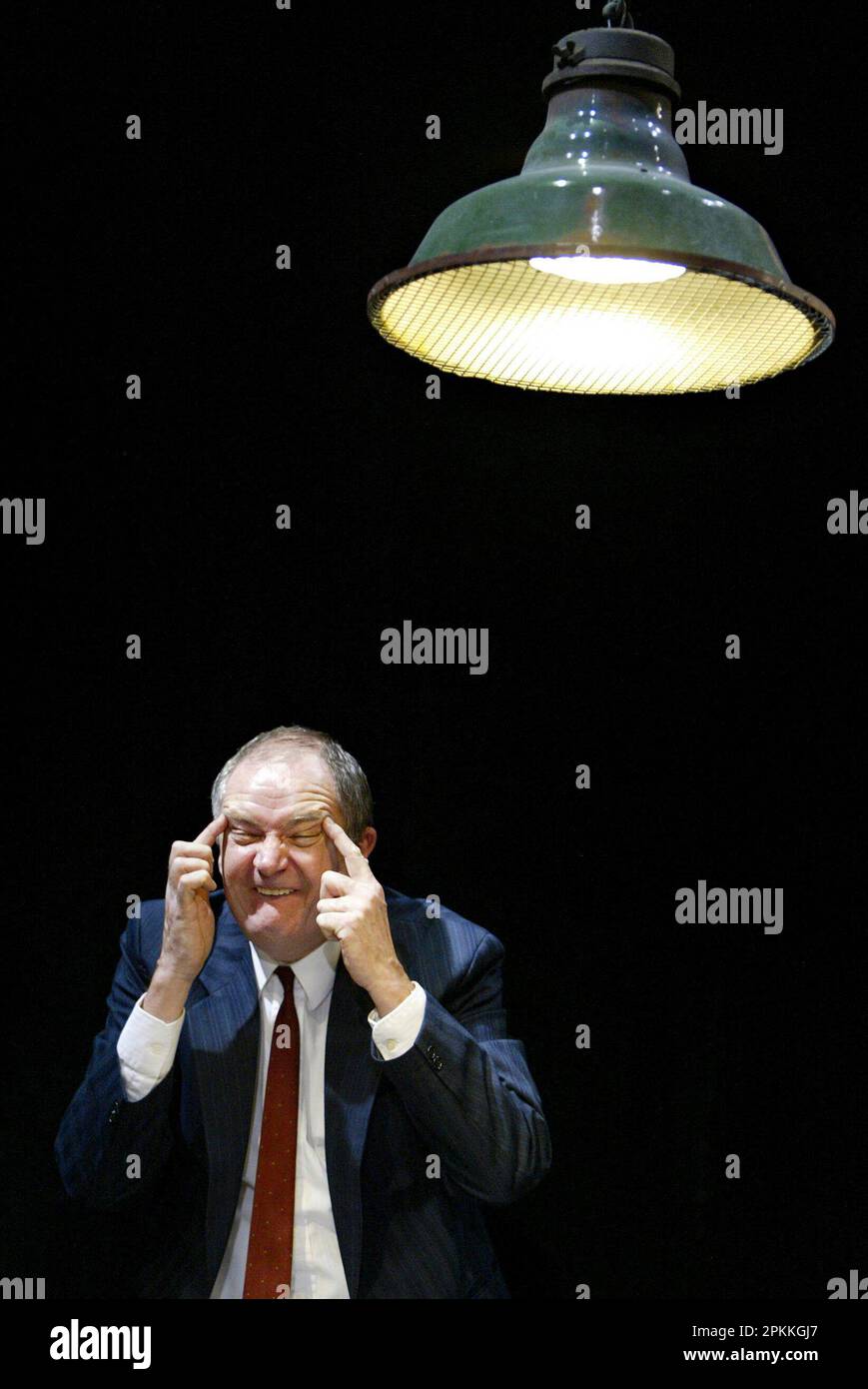 Jim Broadbent (Tupolski) in THE PILLOWMAN di Martin McDonagh al Cottesloe Theatre, National Theatre (NT), Londra SE1 13/11/2003 musica: Paddy Cunneen design: Scott Pask illuminazione: Hugh Vanstone combatte: Terry King regista: John Crowley Foto Stock